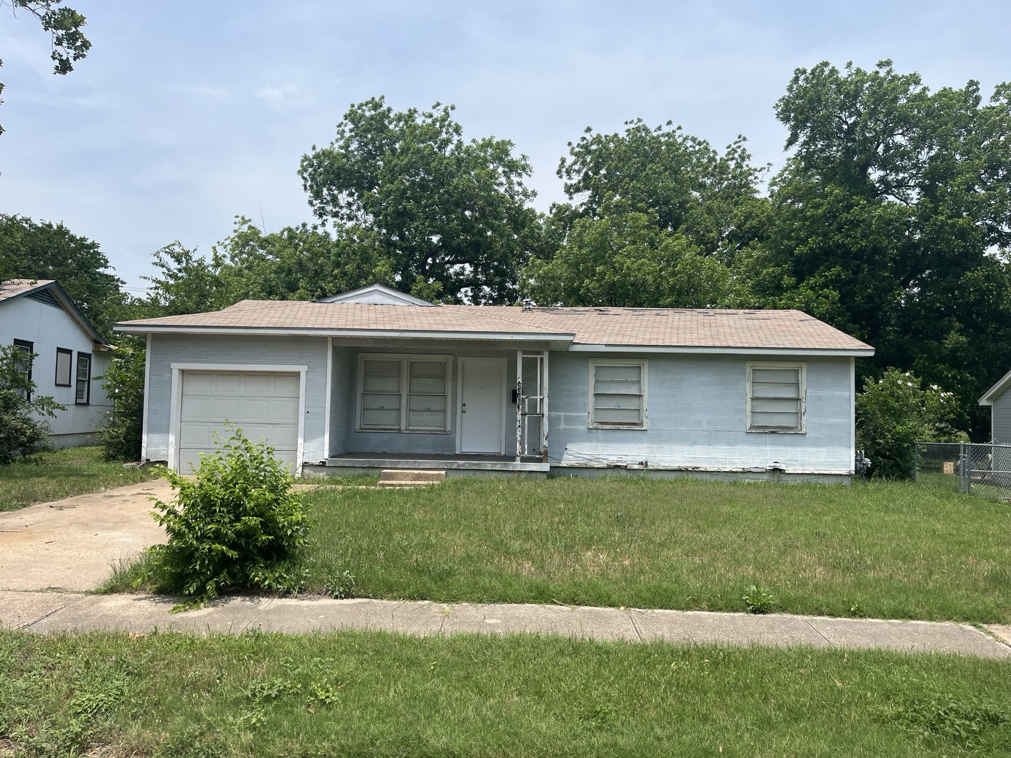 2005 White Avenue